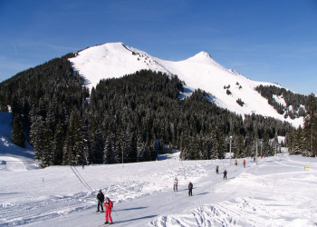 Лыжники в Шатель, Франция – фотографии Франции