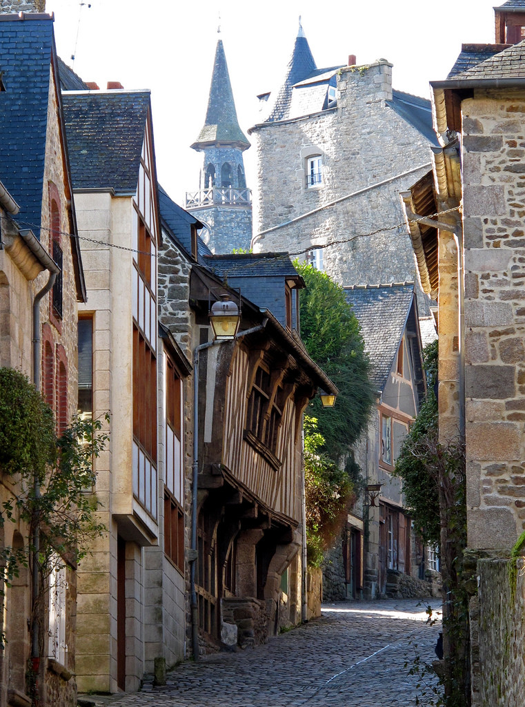 Динан (Dinan) — город в Бретани на реке Ранс, Франция – фотографии Франции