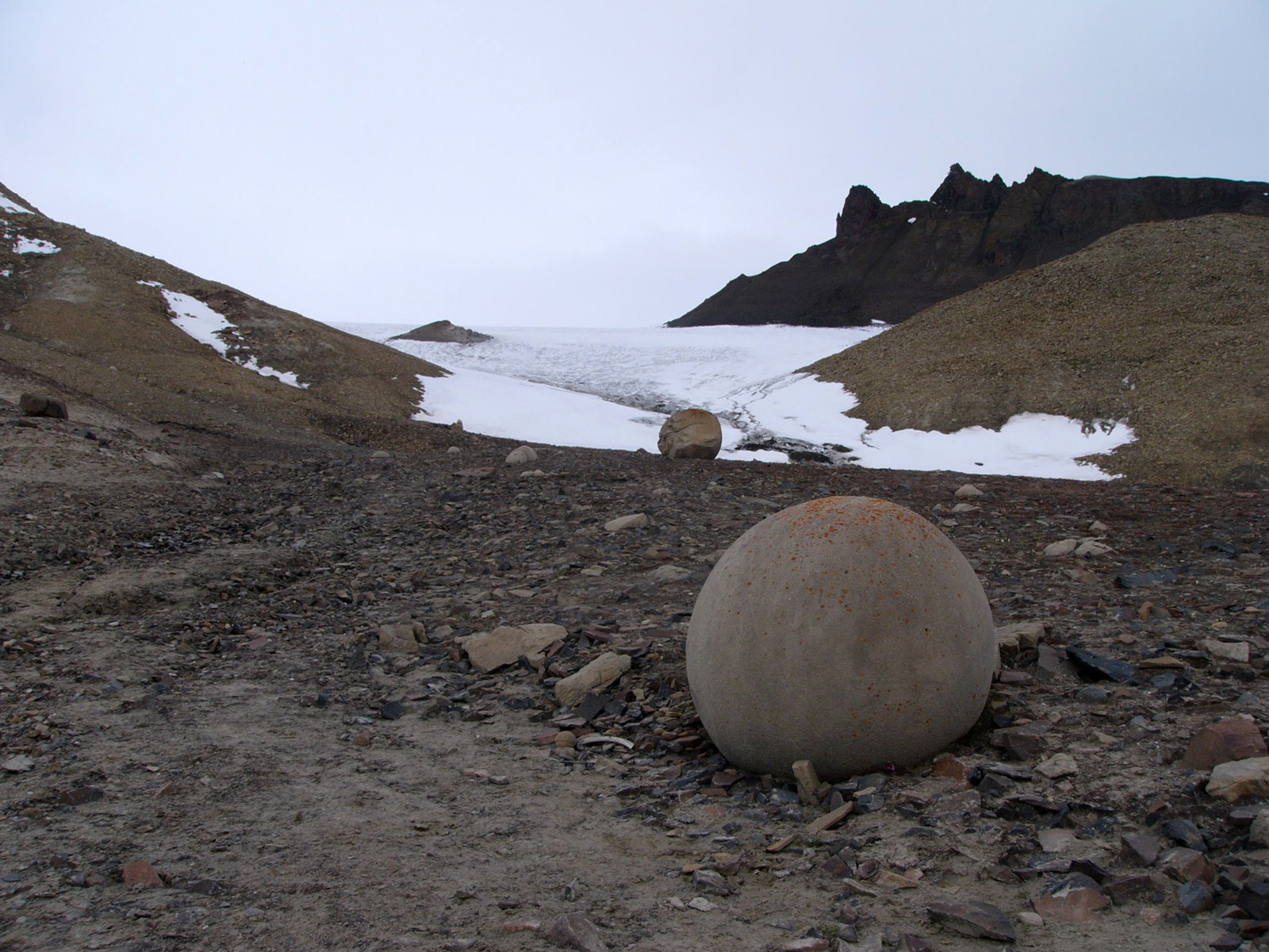Остров Чамп, круглые камни диаметром до трех метров – фотографии России