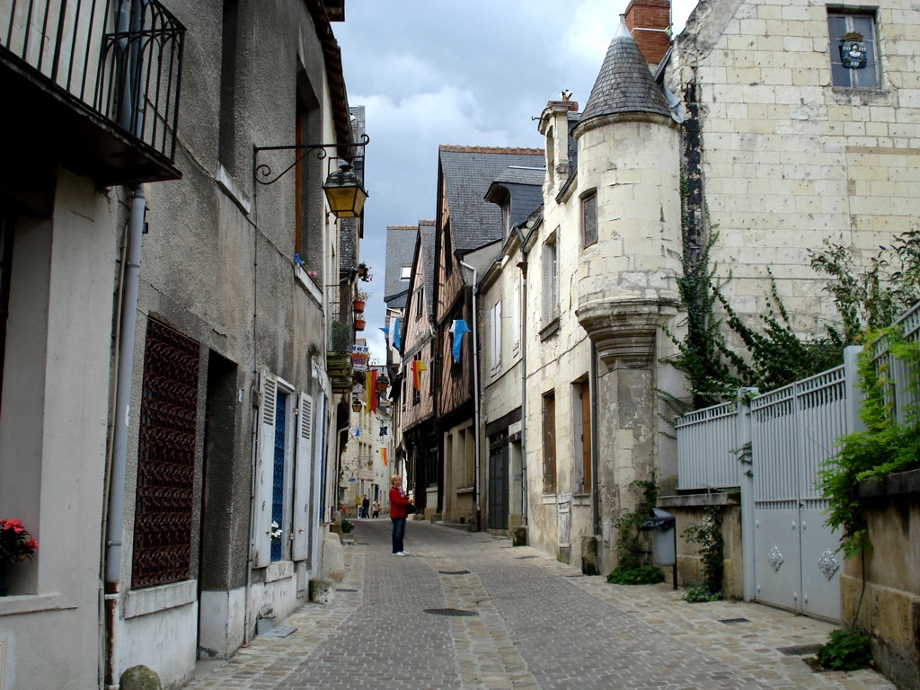 Улица в Шиноне, Франция – фотографии Франции