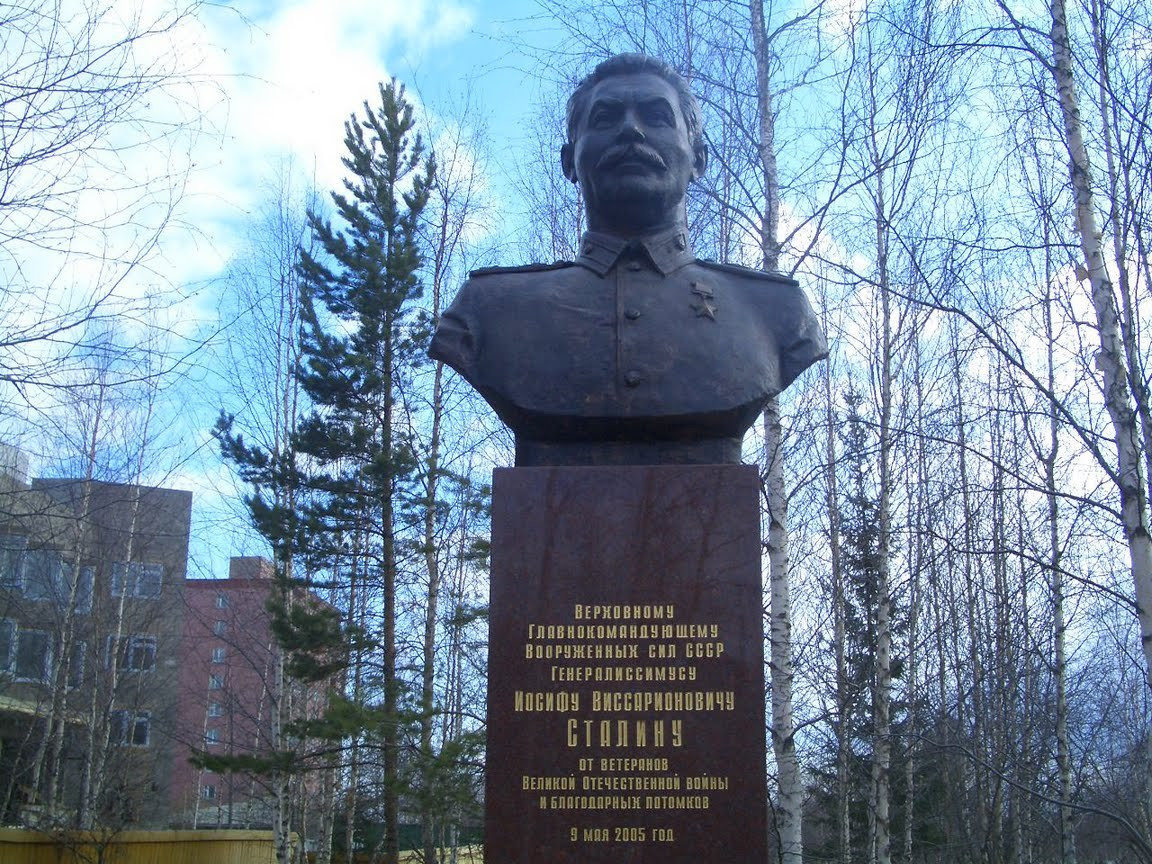 Памятник Сталину в Мирном, Россия. Фото 1 – фотографии России