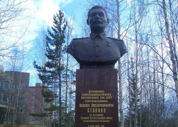 Памятник Сталину в Мирном, Россия. Фото 1 – фотографии России