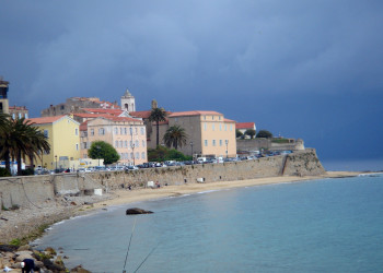 Дома на набережной в Аяччо, Франция – фотографии Франции