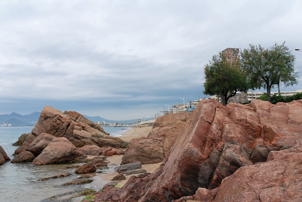 Скалы в Манделье-ля-Напуль, Франция. Фото 5 – фотографии Франции