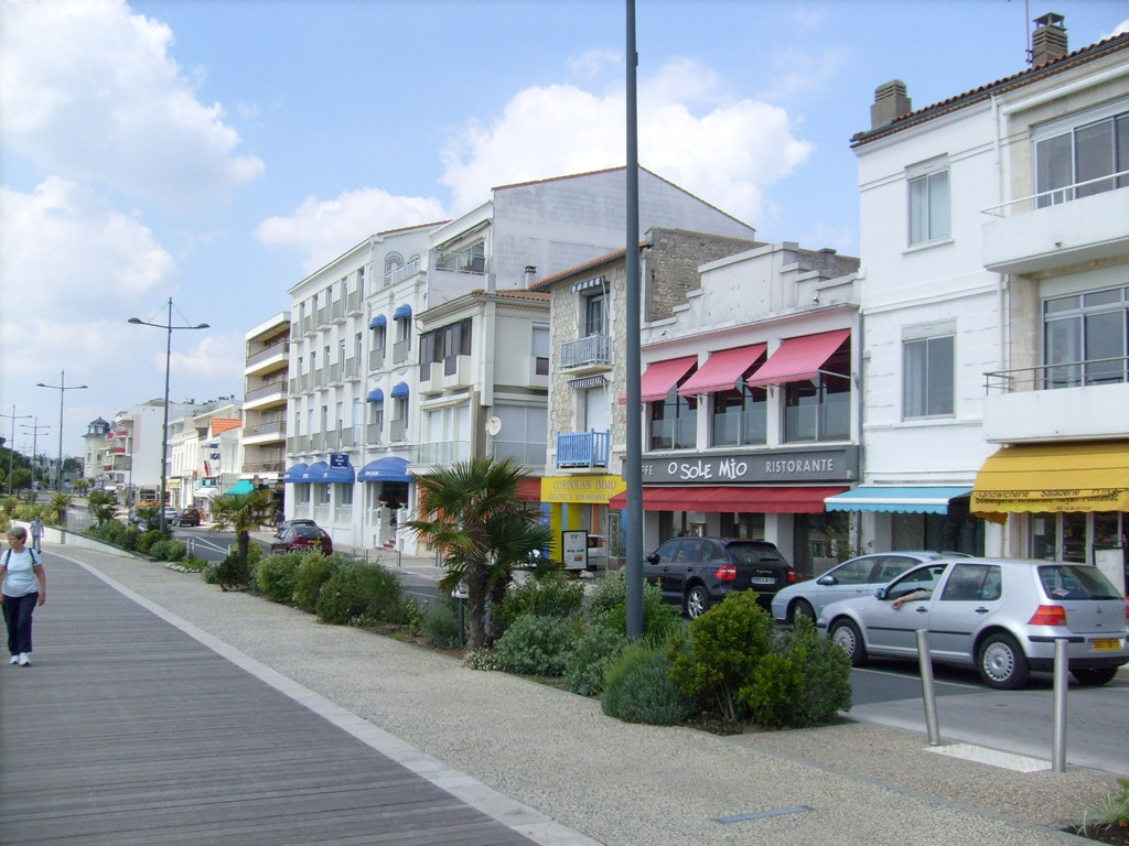 Улица в Руайяне, Франция – фотографии Франции