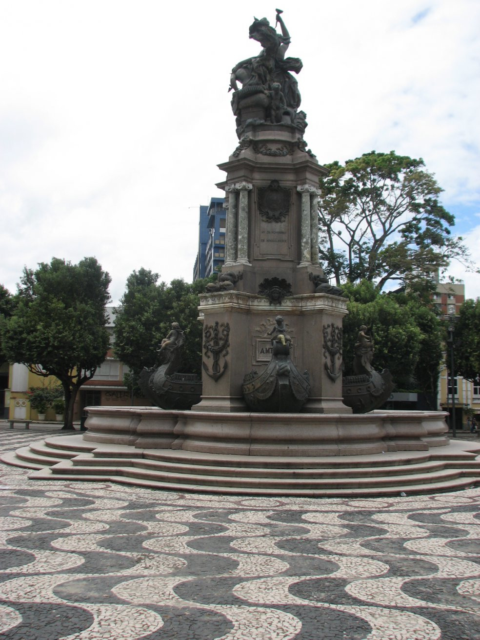 Памятник в Манаусе, Бразилия. Фото 1 – фотографии Бразилии