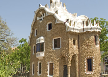 Вход в парк Гуэлелонеь (Parque Güell) в Барселоне, Испания – фотографии Испании