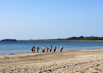 Люди на пляже в Нгве-Саунг-Бич, Мьянма – фотографии Мьянмы