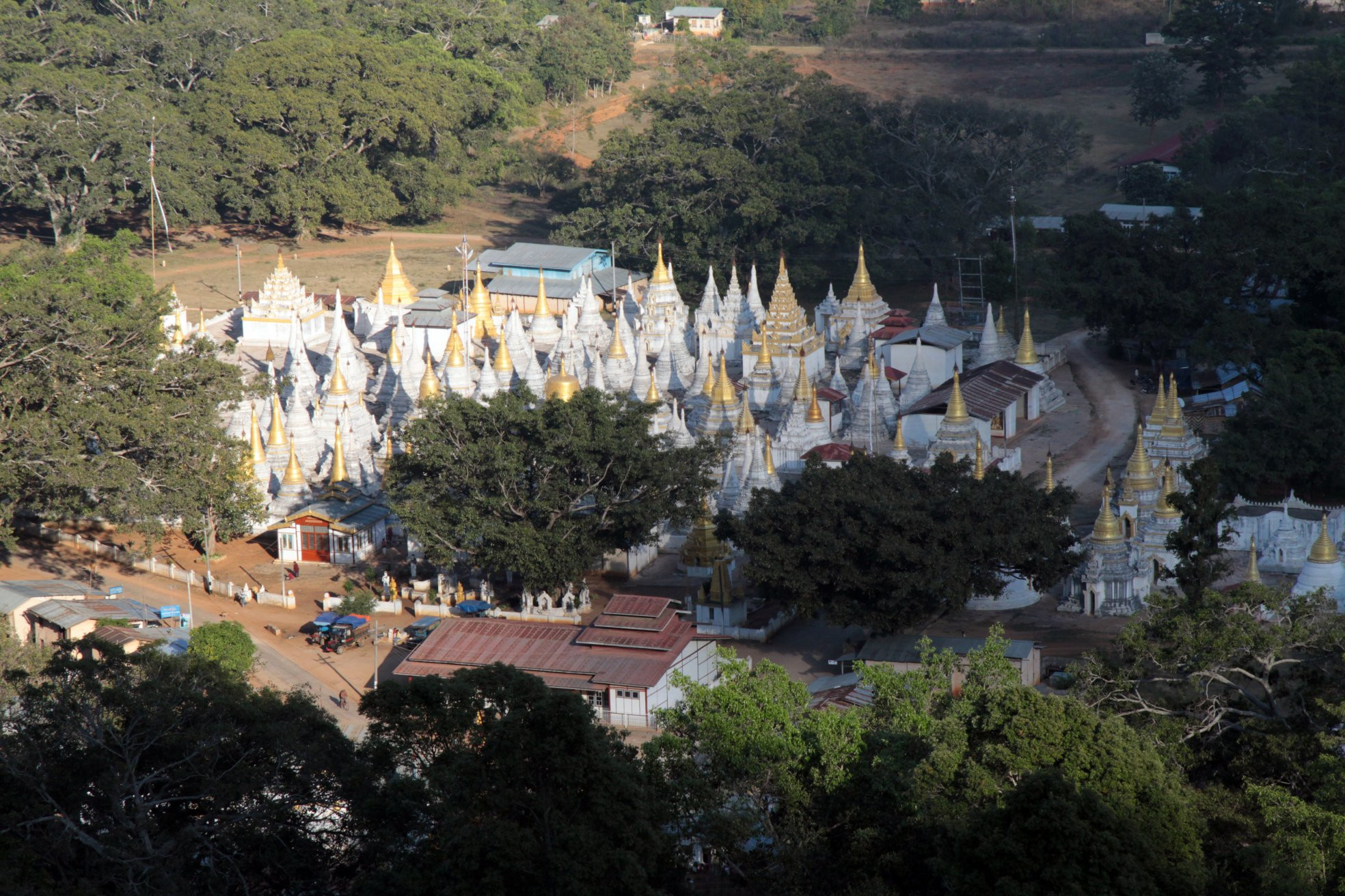 Ступы в окрестностях пещеры – фотографии Мьянмы