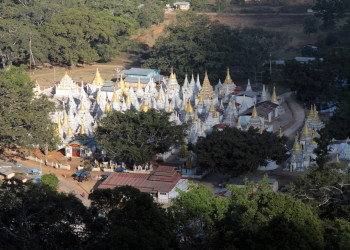 Ступы в окрестностях пещеры – фотографии Мьянмы