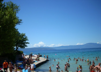 Люди на пляже в Малинске, Хорватия – фотографии Хорватии