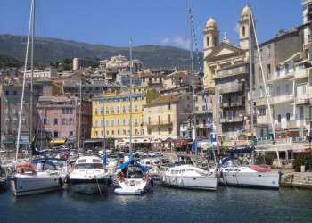 Лодки и парусники в Бастии, Франция. Фото 1 – фотографии Франции