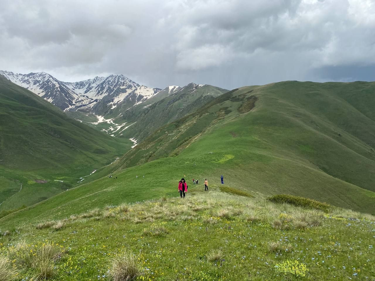 Пейзажи ущелья Цмиаком в Северной Осетии, вид с хребта – фотографии России