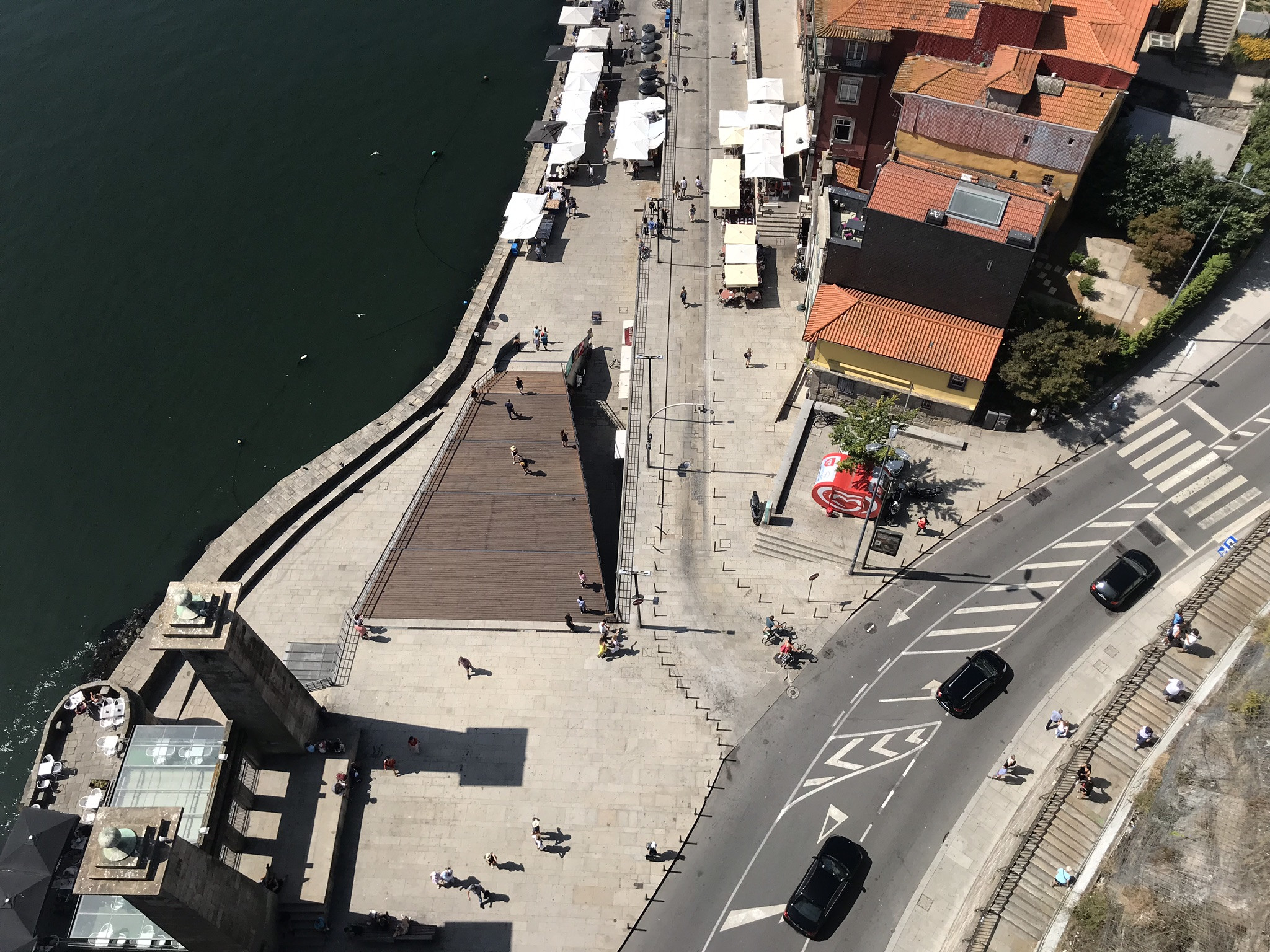 Вид с моста Понти-ди-Дон-Луиш I вниз к набережной, Порту – фотографии Португалии