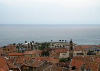 Крыши домов в Ментоне, Франция. Фото 1 – фотографии Франции