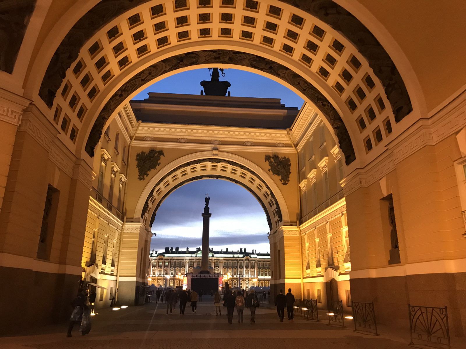 Арка с видом на Дворцовую площадь в Питере – фотографии России