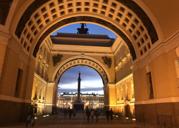 Арка с видом на Дворцовую площадь в Питере – фотографии России