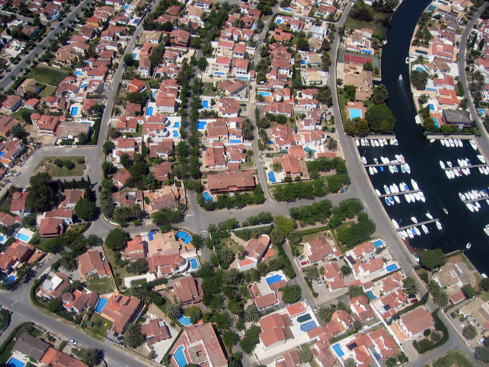 Городок Эмпуриабрава, Испания – фотографии Испании