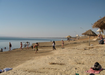 Туристы на побережье Мёртвого моря, Иордания – фотографии Иордании