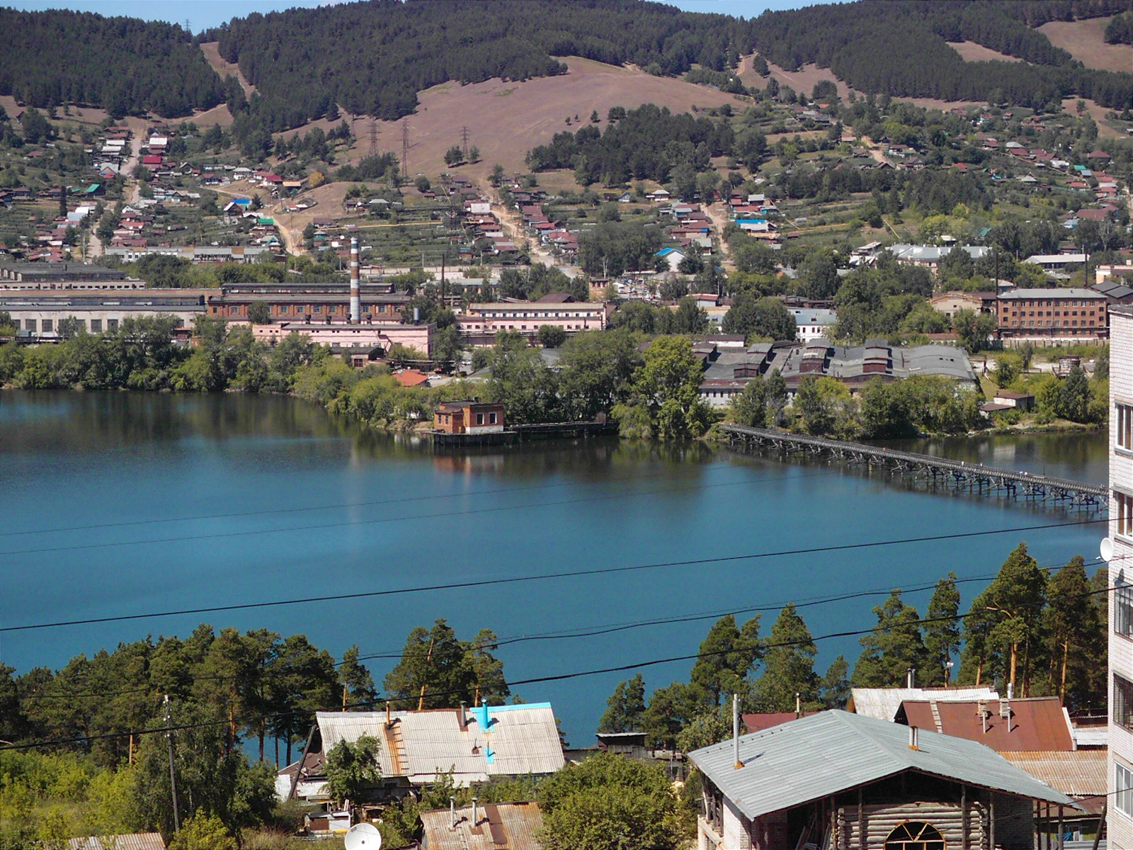 Заводской пруд и деревянный мост в Белорецке – фотографии России