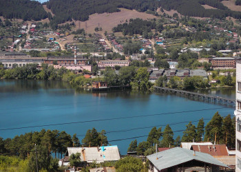 Заводской пруд и деревянный мост в Белорецке – фотографии России