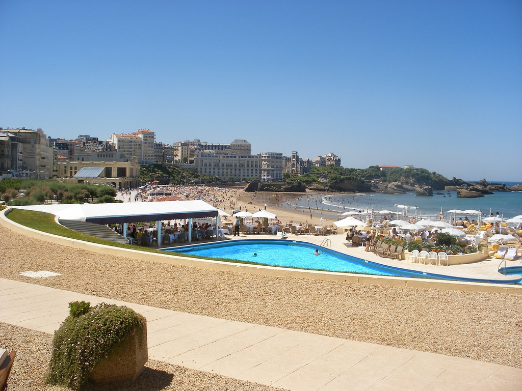 Кафе и рестораны на пляже в Биаррице, Франция – фотографии Франции