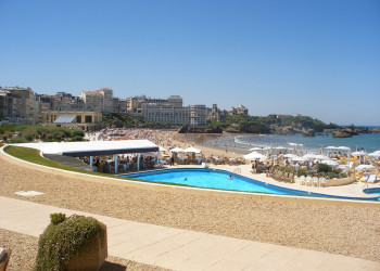 Кафе и рестораны на пляже в Биаррице, Франция – фотографии Франции