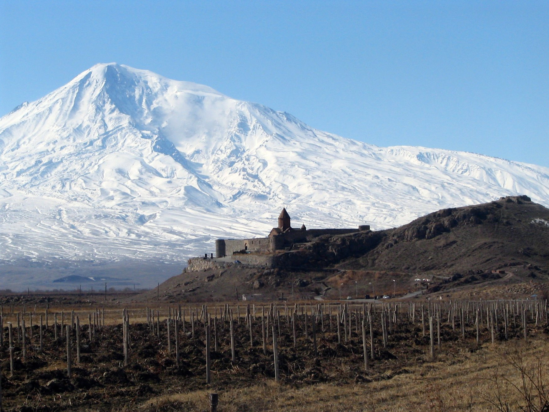 Панорамный вид на гору Арташат и монастырь Хор Вирап в Армении – фотографии Армении