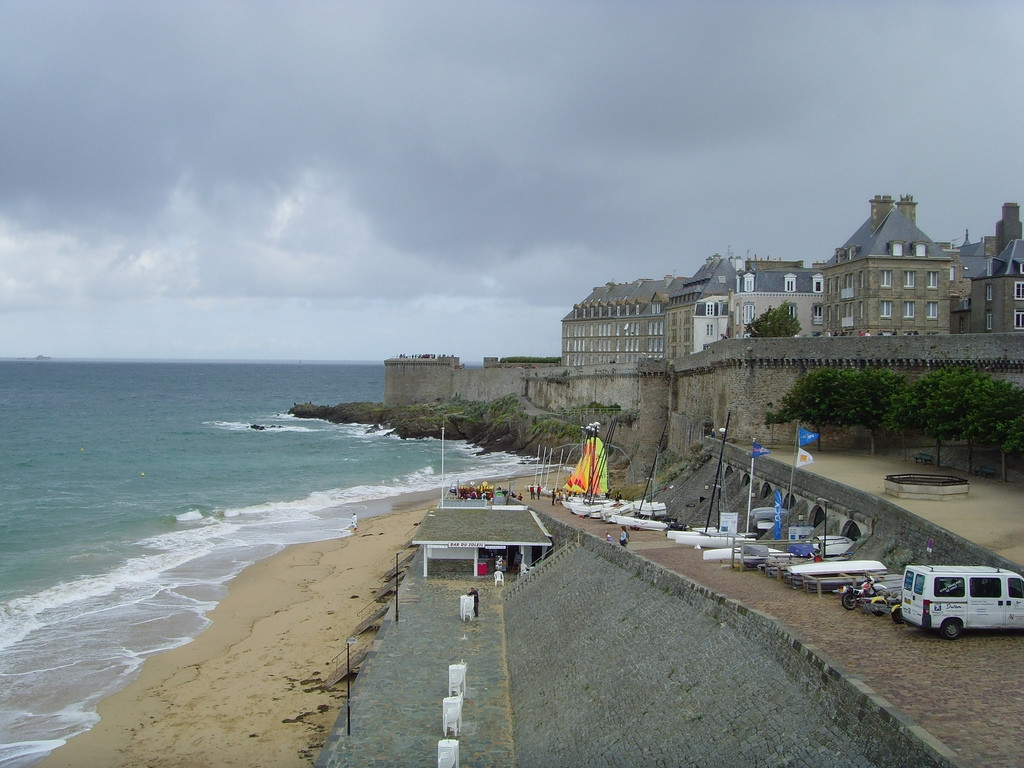 Набережная в Сен-Мало, Франция – фотографии Франции