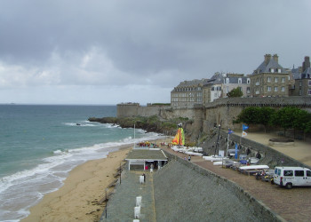 Набережная в Сен-Мало, Франция – фотографии Франции