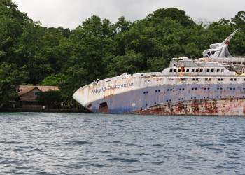 Останки круизного лайнера «World Discoverer» на островах Нггела – фотографии Соломоновых Островов