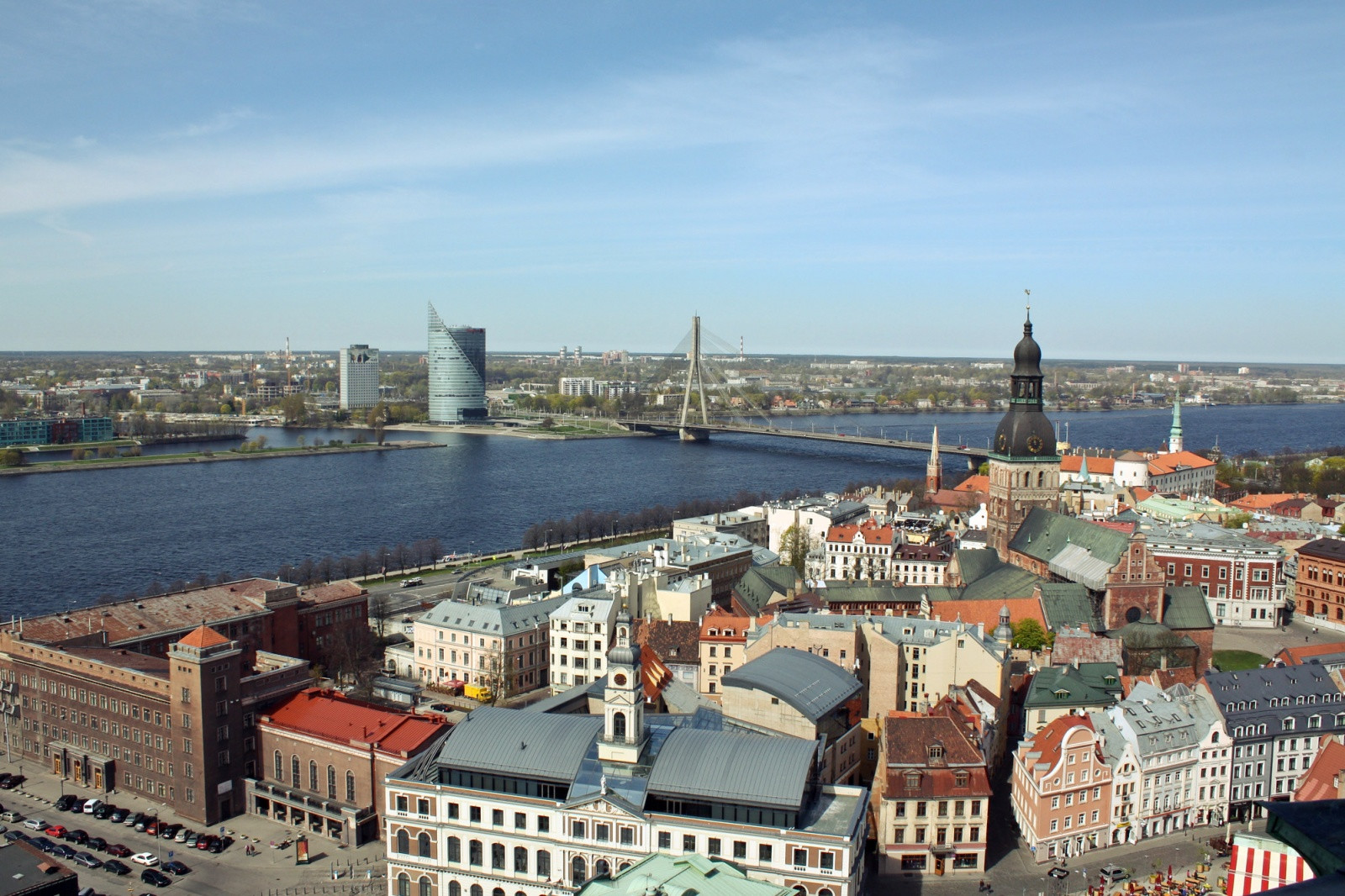 Здание Swedbank и Вантовый мост – фотографии Латвии