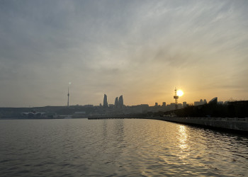 Закат на набережной в Баку, март – фотографии Азербайджана