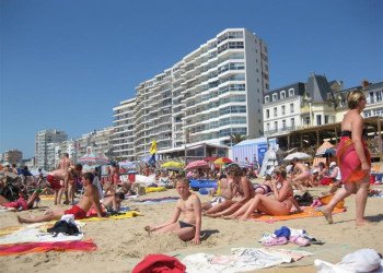 Люди на пляже в Ле-Сабль-д Олон, Франция – фотографии Франции