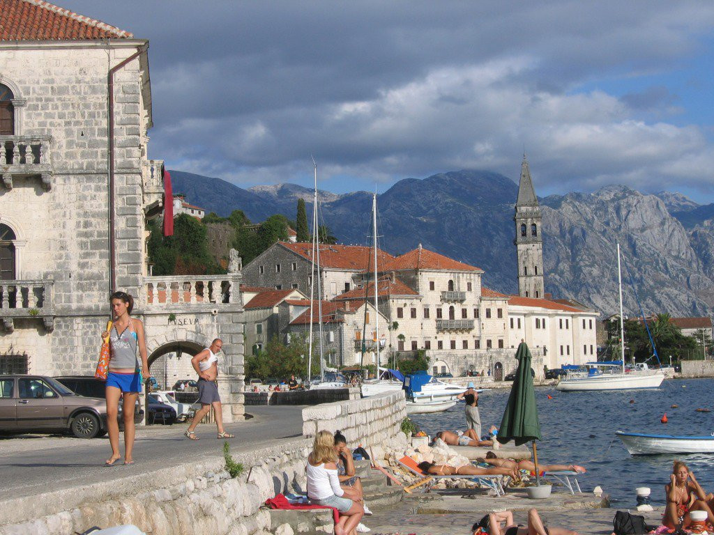 Пляж в Пераст, Черногория – фотографии Черногории