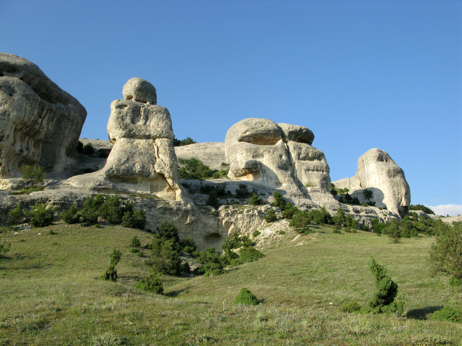 Интересные скалы у Бахчисарая, Крымский полуостров – фотографии России
