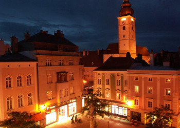 Улицы города Санкт-Пёльтен (Sankt Pölten) в ночные сумерки, Австрия – фотографии Австрии
