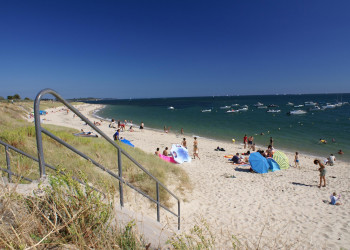 Люди на пляже в Локмариакере, Франция. Фото 2 – фотографии Франции