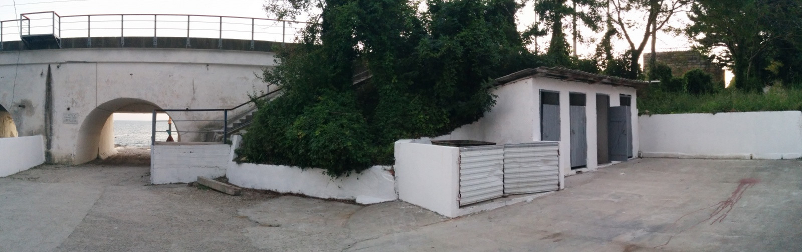 Южный, тоннель ведёт к пляжу, сверху над ним железная дорога – фотографии России