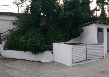 Южный, тоннель ведёт к пляжу, сверху над ним железная дорога – фотографии России