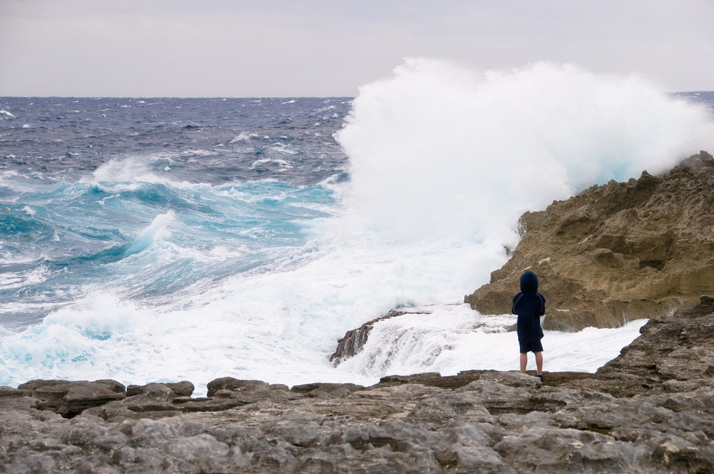Волны бьются о скалы острова Эльютера, Багамские острова – фотографии Багамских островов