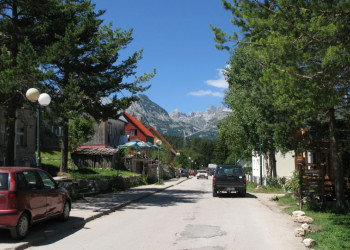 Улица в Жабляк, Черногория. Фото 3 – фотографии Черногории