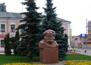 Памятник К. Марксу в Калуге, Россия. Фото 6 – фотографии России