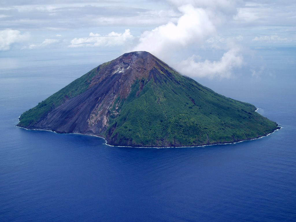 Остров Тинакула (Tinakula) – фотографии Соломоновых Островов