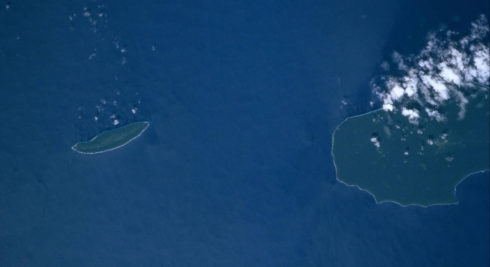 Остров Беллона, Соломоновы о-ва (слева, маленький) – фотографии Соломоновых Островов