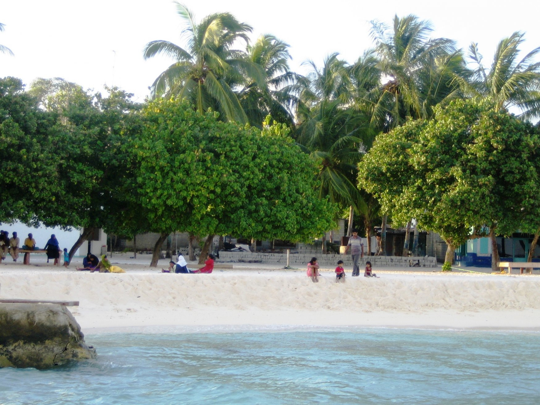 Люди на пляже в Вааву Атолле, Мальдивы. Фото 1 – фотографии Мальдивских островов