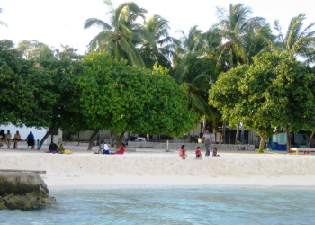 Люди на пляже в Вааву Атолле, Мальдивы. Фото 1 – фотографии Мальдивских островов