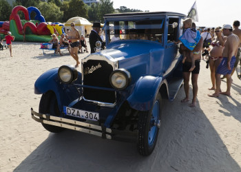 Ретро машины на пляже в Юрмале – фотографии Латвии