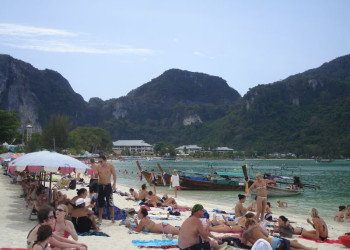 Люди на пляже острова Пхи-Пхи-Дон, Тайланд – фотографии Таиланда