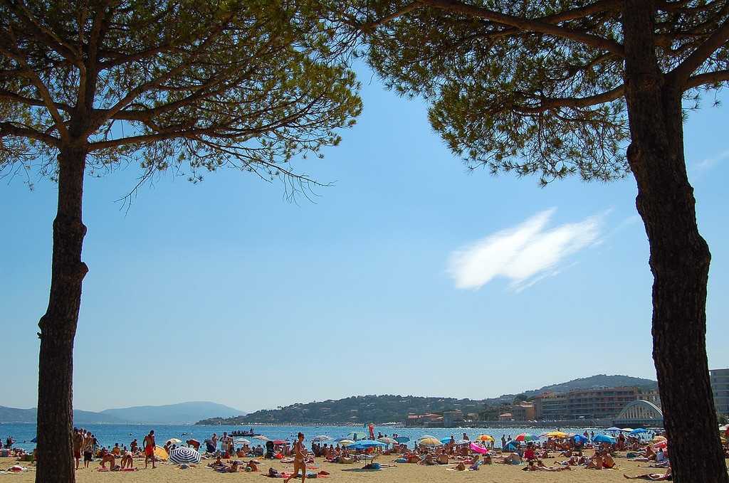 Люди на пляже в Сен-Максим, Франция. Фото 1 – фотографии Франции
